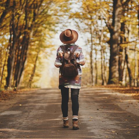 Green Travelling: Frau im Wald