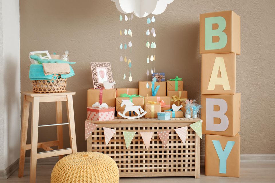 Babyparty Ideen: Ein geschmückter Tisch voller Geschenke