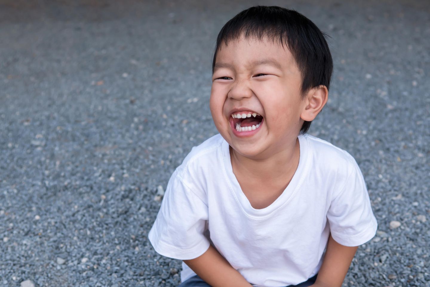 Peinliche Eltern-Momente: Junge lacht