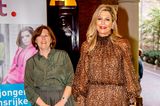 Leo-Print ist so eine Sache, denn schnell wirkt der Print überladen. Königin Máxima ist allerdings Fashion-Profi und weiß das auffällige Muster zu kombinieren.Wie es funktioniert? Mit Details einer Farbe: Lippen, Clutch und Heels stechen mit einem knalligen Rot hervor und geben dem Look eine moderne Note. 
