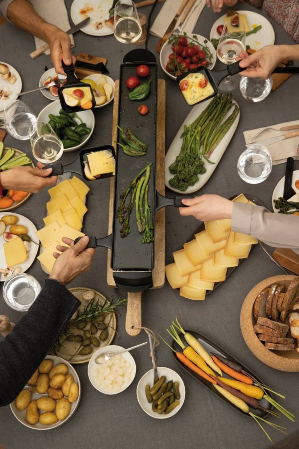 Gewinnspiel: Gemeinsam Gutes teilen und genießen mit Schweizer Käsefondue oder Raclette Gewinnspiel: Gemeinsam Gutes teilen und genießen mit Schweizer Käsefondue oder Raclette