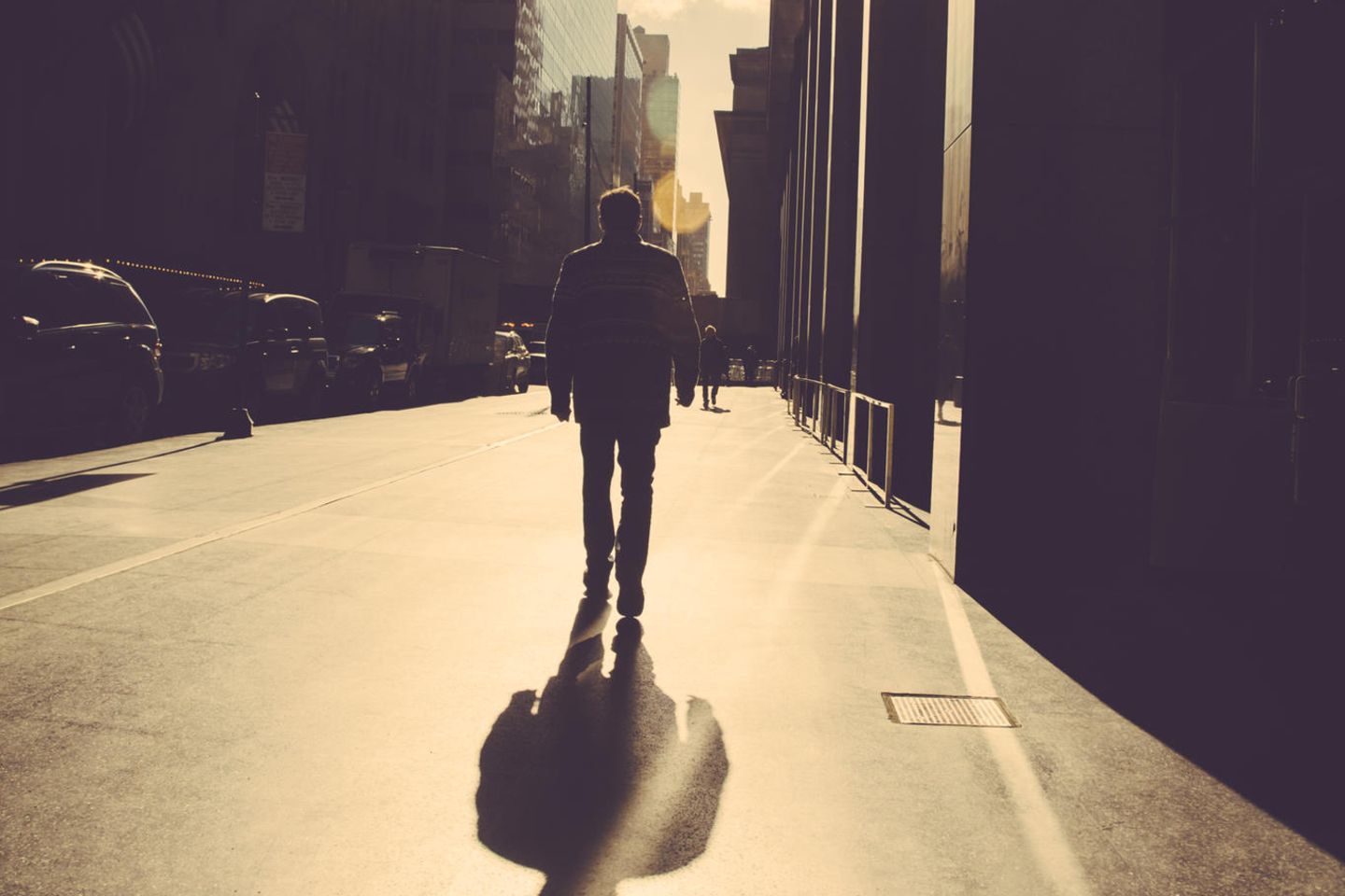 Datepartner taucht ab: Mann und sein Schatten in der Großstadt
