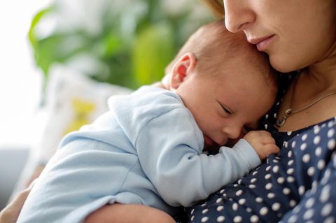 Babynamen: Mutter mit Neugeborenem