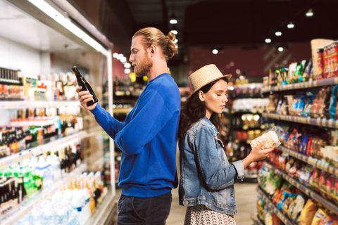 Uta Bammel: Paar steht Rücken an Rücken im Supermarkt