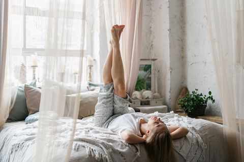 Psychologie: Frau liegt auf dem Bett