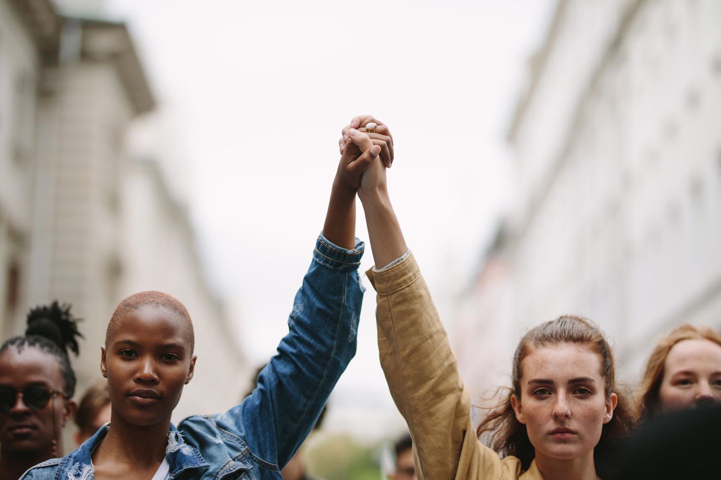 Dutzende Frauen heimlich beim Pinkeln gefilmt und veröffentlicht: Frauen halten beim Protestieren die Hände
