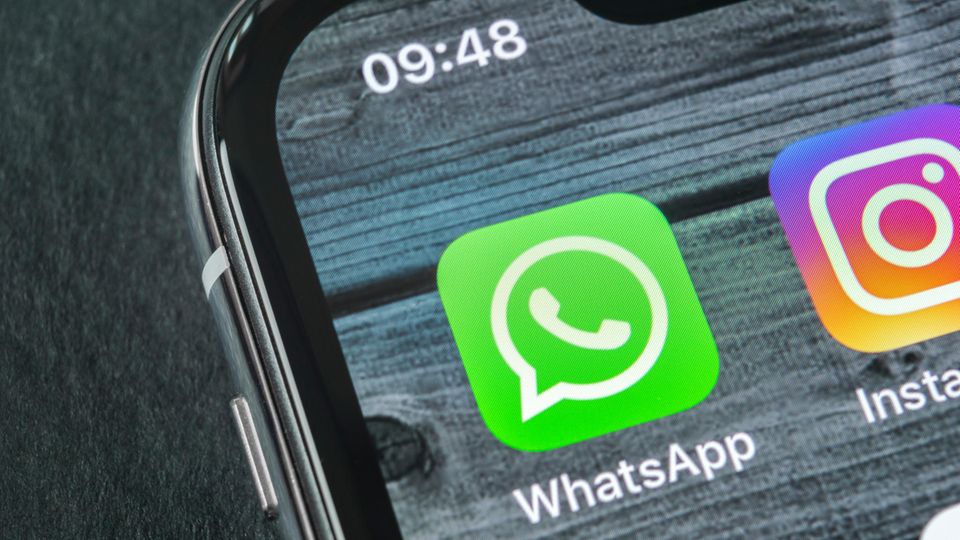 Whatsapp-Blackout: Smartphone mit Whatsapp-Logo