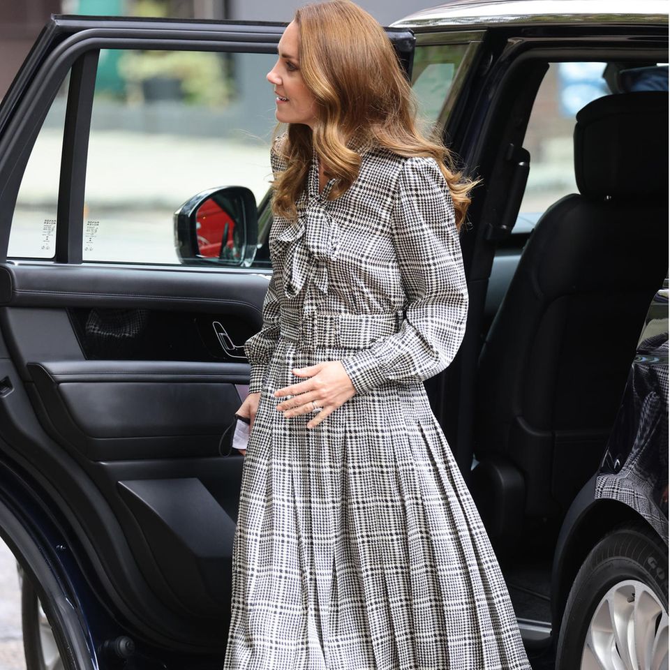 Beim Besuch einer Universität in London setzt Herzogin Catherine auf einen Look, den jeder sich leisten kann. Im karierten Zara-Dress und grauen Heels macht die Frau von Prinz William wie immer eine gute Figur. Nachhaltig wie Kate ist, handelt es sich bei ihrer Kleiderwahl um einen Mode-Recycler. Im Januar 2020 trug sie Kleid bereits einmal zu einem öffentlichen Termin.