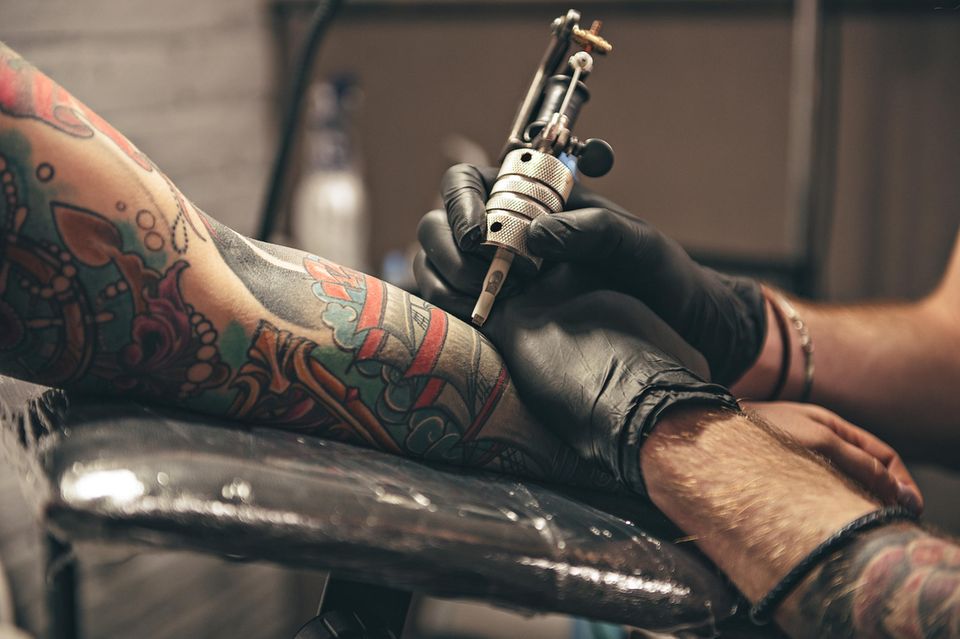 Ab Januar 2022 wird das tätowieren von farbigen Tattoos deutlich schwieriger.