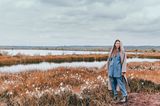 Denim: Der Trendstoff im Herbst: Frau in Kapuzenmantel vor Teich