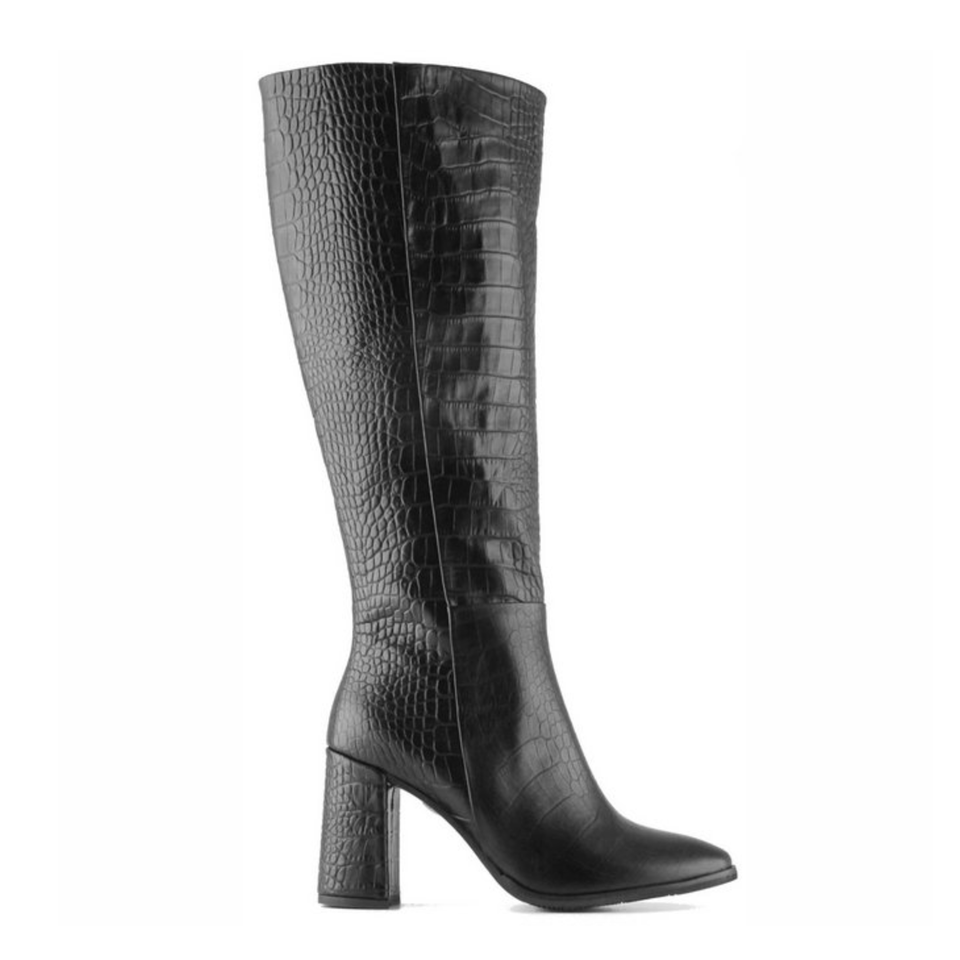 Stiefel für kräftige Waden: Python ist auch 2022 im Trend. Als starke Prägung am Schaft und Absatz kommt die Struktur bei diesem Stiefel besonders elegant daher. Von Jilsen, um 290 Euro. Python ist auch 2022 im Trend. Als starke Prägung am Schaft und Absatz kommt die Struktur bei diesem Stiefel besonders elegant daher. Von Jilsen, um 290 Euro.