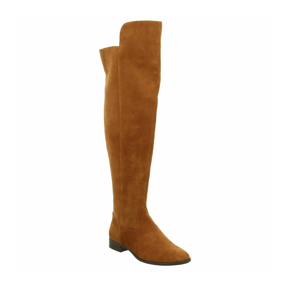 Der stylische Overknee-Stiefel aus Veloursleder mit goldfarbenem Reißverschluss gehört in jede Herbst-Garderobe. Von Gerry Weber, um 190 Euro.