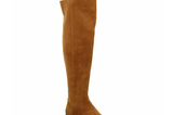 Der stylische Overknee-Stiefel aus Veloursleder mit goldfarbenem Reißverschluss gehört in jede Herbst-Garderobe. Von Gerry Weber, um 190 Euro.