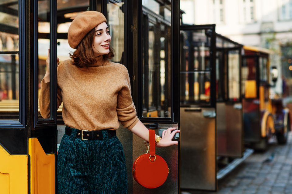 Feine Farben: Camel-farbenes Outfit mit dunkelgrüner Hose