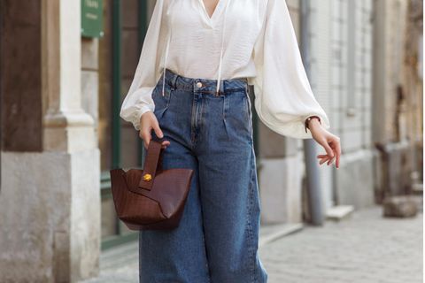 Bundhose der Jeans: Frau in weiter Jeans