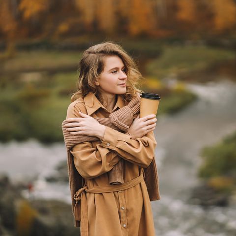 Psychologie: Eine Frau mit Mantel