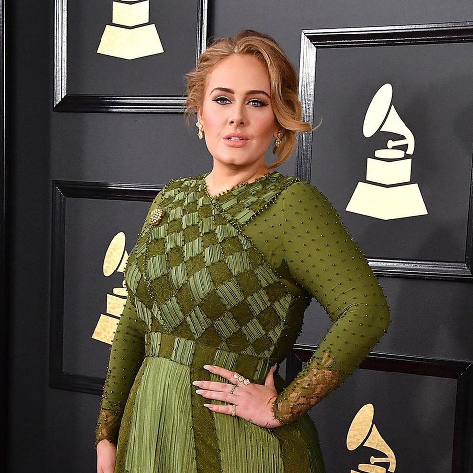 Adele: Sie spricht zum ersten mal über ihren Gewichtsverlust: Adele in grünem Kleid