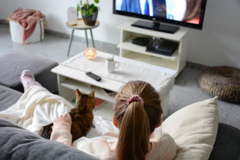 Das verrät deine Lieblingsserie über dich: Frau schaut mir ihrer Katze Fernsehen.
