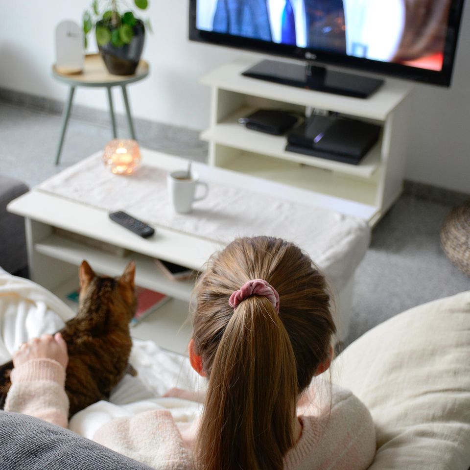 Das verrät deine Lieblingsserie über dich: Frau schaut mir ihrer Katze Fernsehen.
