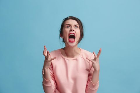 PMS-Erfahrungen: Wütende Frau