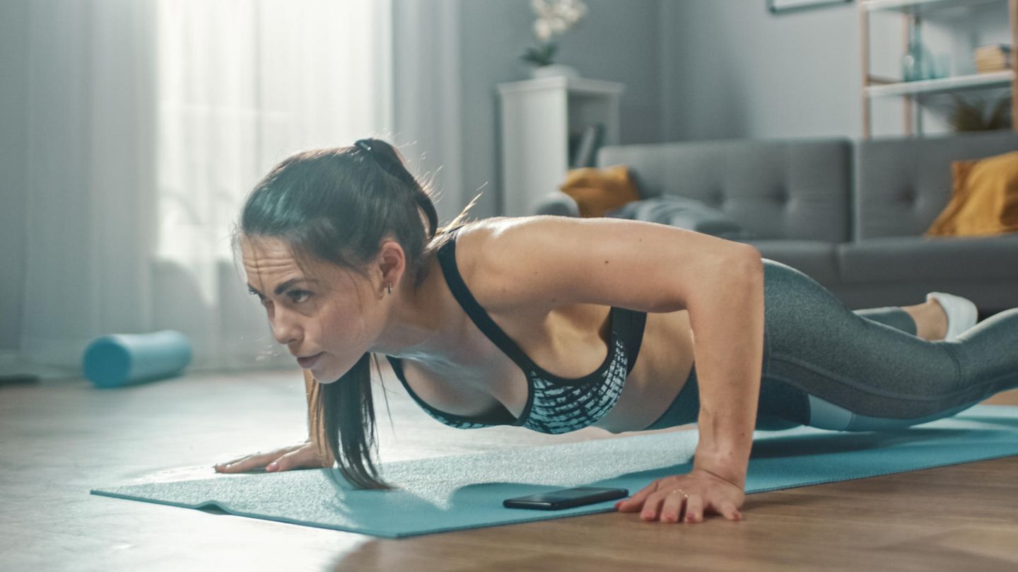 Straffe-Bauchmuskeln-Mit-der-Tabata-Methode-in-nur-vier-Minuten-fit