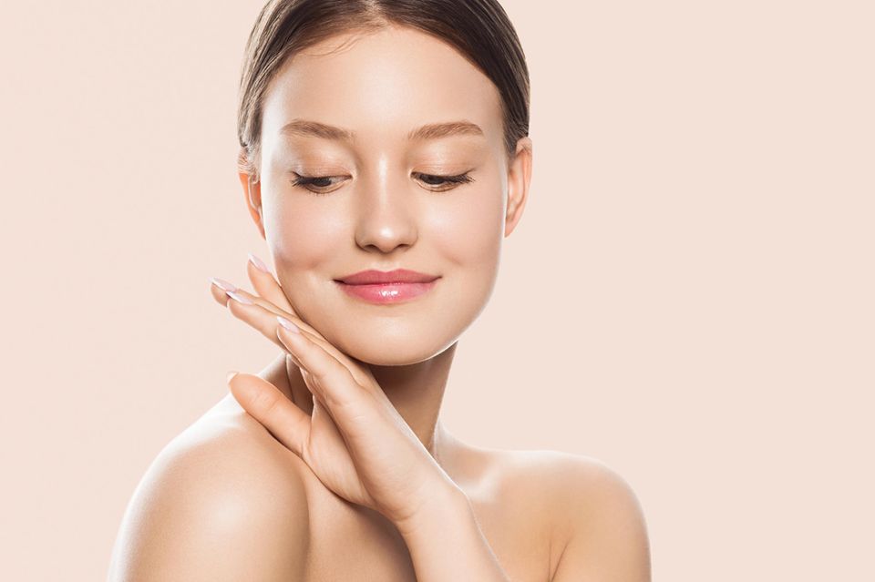 Porenreiniger-Test: Die 7 besten Produkte, Schöne Frau mit reiner Haut