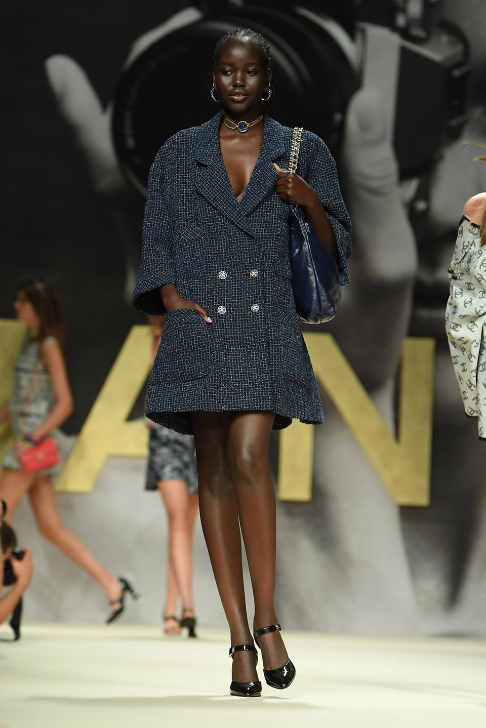 Model auf der Chanel-Show trägt Tweet-Blazer als Total-Look