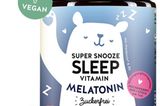Das Super Snooze Sleep Vitamin von Bears with Benefits hat meine Schlafroutine extrem verändert. Ich nehme jeden Abend vor dem Schlafengehen ein Gummibärchen und schlafe seitdem wie ein Baby. Ein Bärchen enthält 0.9 mg Melatonin – das ist unser körpereigenes Hormon für den Schlafrythmus. Zusätzlich hilft Vitamin B6 bei der Regulierung der Hormontätigkeit. Für rund 25 Euro erhältlich. Friederike, Mode- und Beauty-Redakteurin