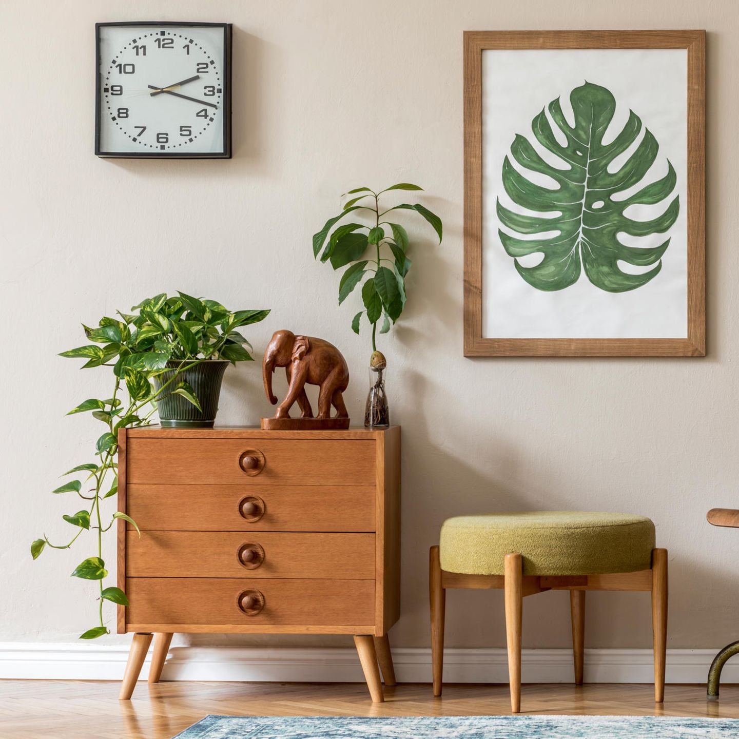 Der 70s Look liegt gerade total im Trend und eignet sich mit seinen warmen Brauntönen besonders gut, deine Pflanzen in Szene zu setzten. Wenn du magst, kannst du deine Pflanzen an die Wand bringen, indem du Bilder aufhängst, wie dieses schöne Monstera-Blatt. 