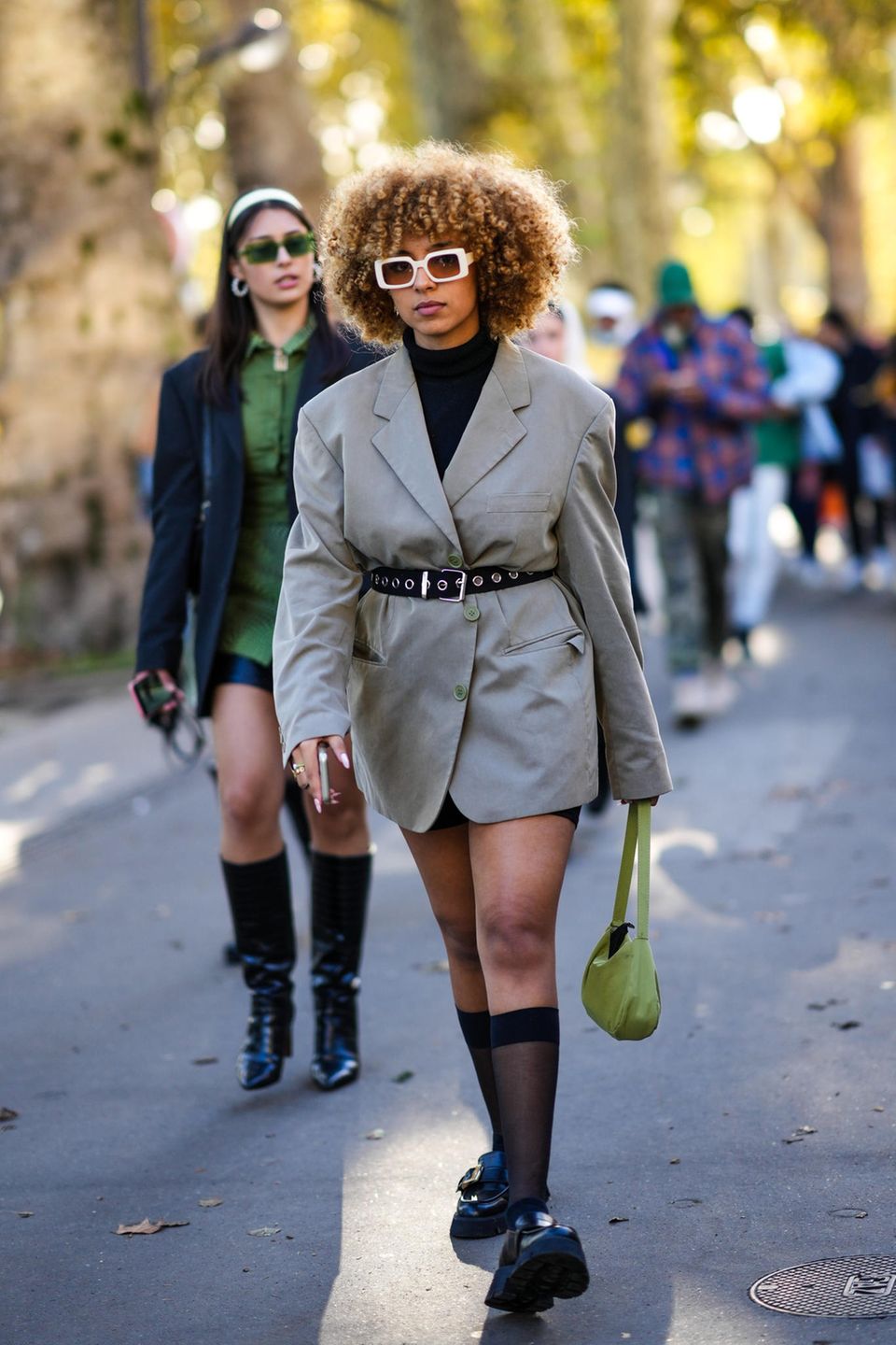 Model trägt schwarze Loafers, Streetstyle