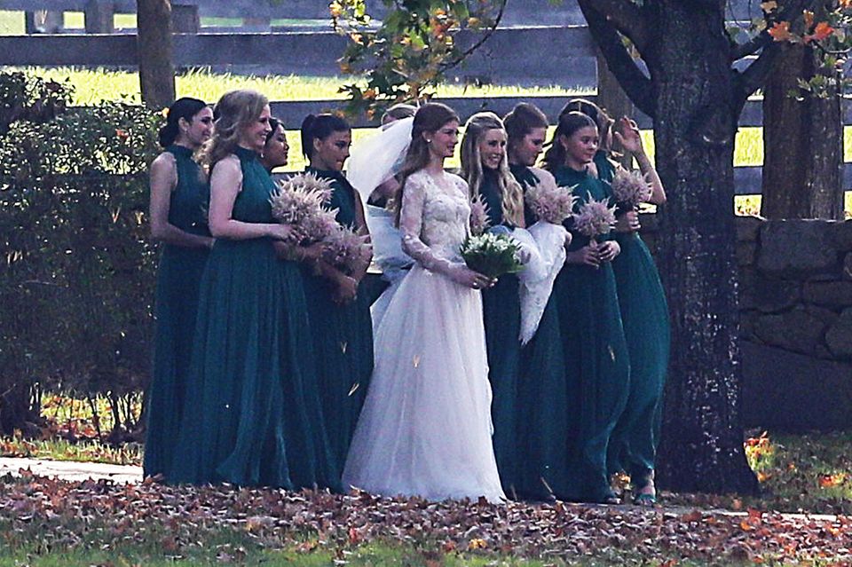Jennifer Gates posiert mit ihren Brautjungfern für den Hochzeitsfotografen. 