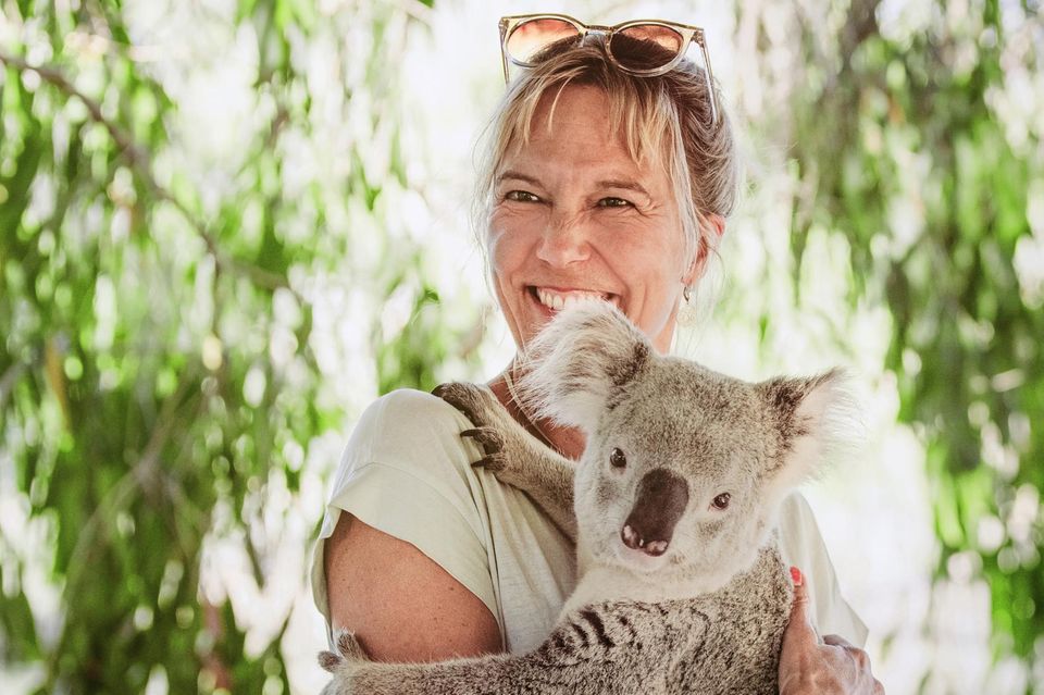 Australien: Katja Trippel hält Koala im Arm
