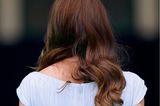 Auch von hinten kann sich Kates Frisur sehen lassen. Während sie einen Teil der Haare über die Schulter gelegt hat, fällt ihr der Rest locker über den Rücken.