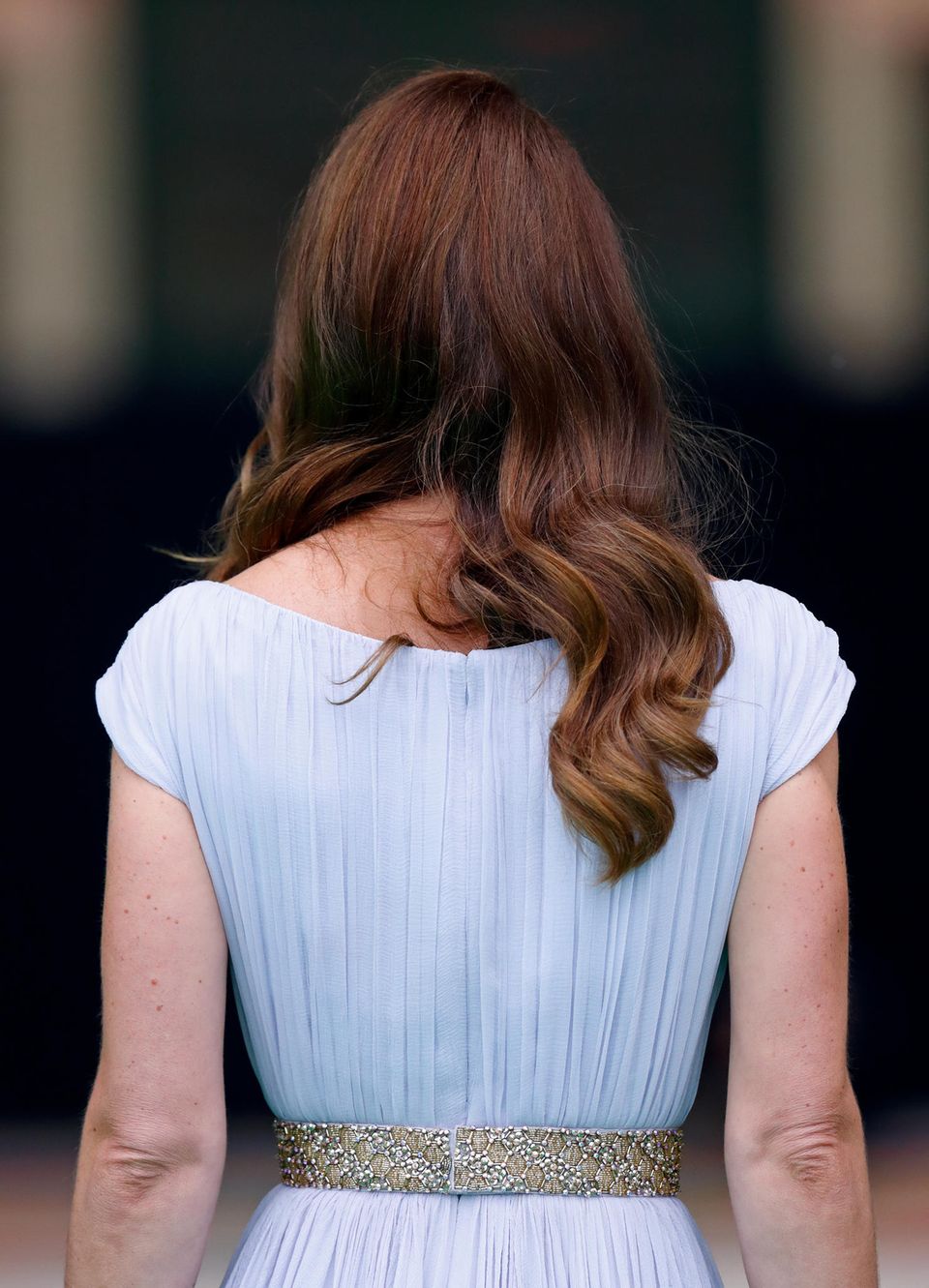 Auch von hinten kann sich Kates Frisur sehen lassen. Während sie einen Teil der Haare über die Schulter gelegt hat, fällt ihr der Rest locker über den Rücken.
