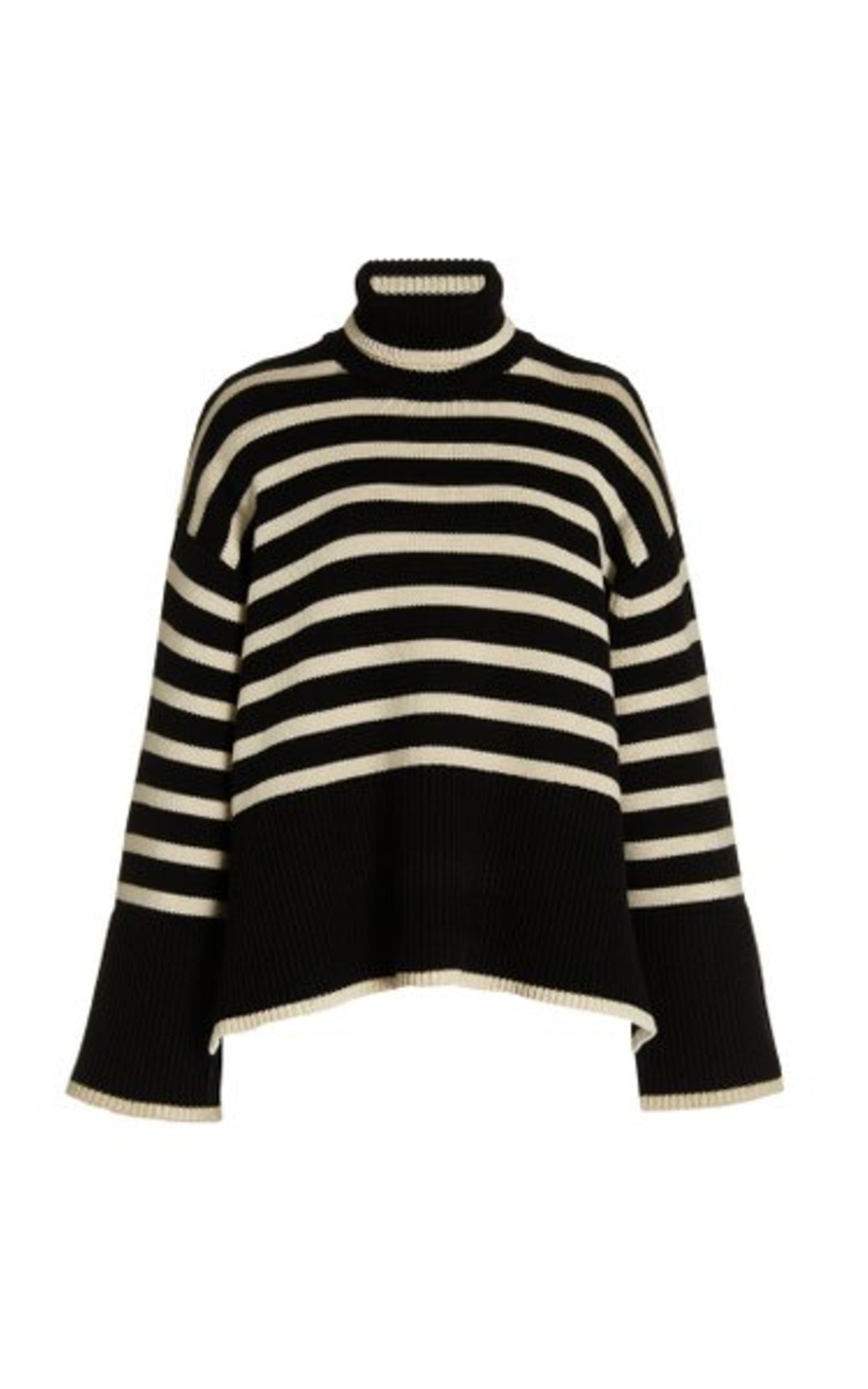 Dieser Rollkragenpullover ist aus einem Woll-Baumwoll-Mix gefertigt und weist das charakteristische Streifenmuster des Labels Totême auf. Kombiniert kann das lässige Piece mit einer Jeans in heller Waschung werden, um den Look zu vervollständigen. Striped Wool-Cotton Turtleneck Sweater von Totême, kostet ca. 570 Euro.