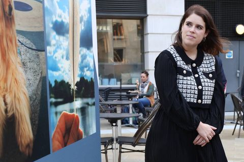 Bereits in der Vergangenheit hat Prinzessin Eugenie mit einer wichtigen Fashion-Regel der Royals gebrochen: Das Knie wird nicht gezeigt. Auch bei der Ausstellung "Art Is Freedom" setzt sie auf den gewagten Look, immerhin hält sie schützend ihre Hand vor den Rock, sodass kein Mode-Missgeschick passieren kann. 