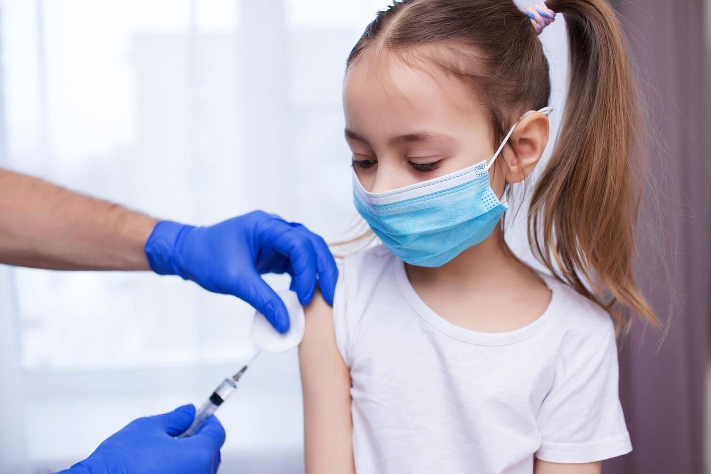 Corona Impfung für Kinder ab 5: Mädchen wird geimpft