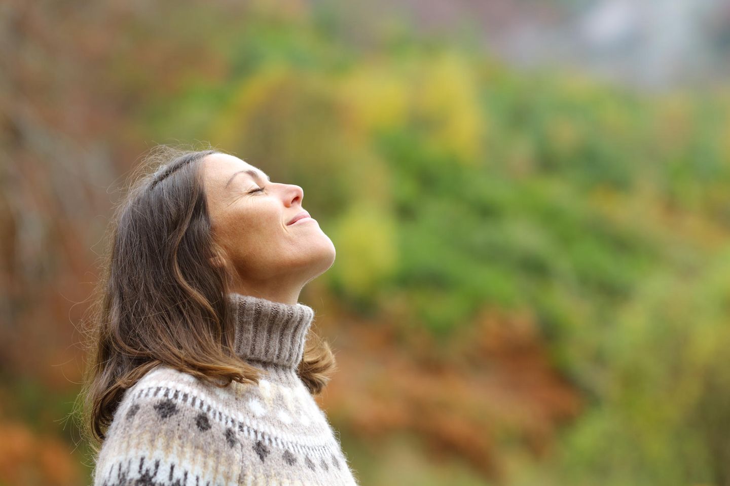 Horoskop: Frau mit geschlossenen Augen genießt das Wetter