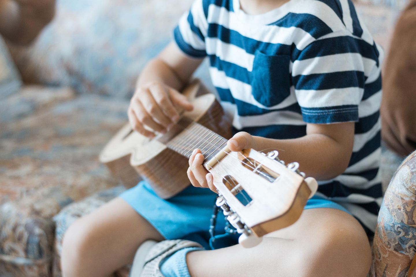 Musiktherapie: Kind spielt Gitarre