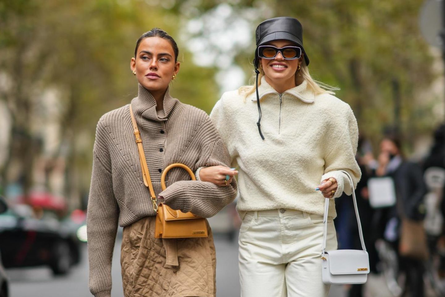 Gast auf der Pariser Fashion Week trägt Pullover mit Reißverschluss und V-Ausschnitt in Cream-White