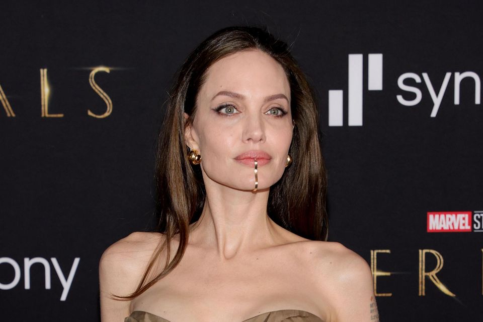 Angelina Jolie setzt bei der "Eternals"-Premiere auf den neusten Schmuck-Trend. 