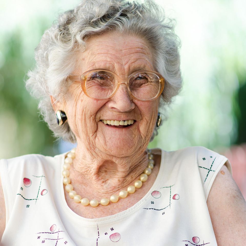 Horoskop: Eine fröhliche alte Frau