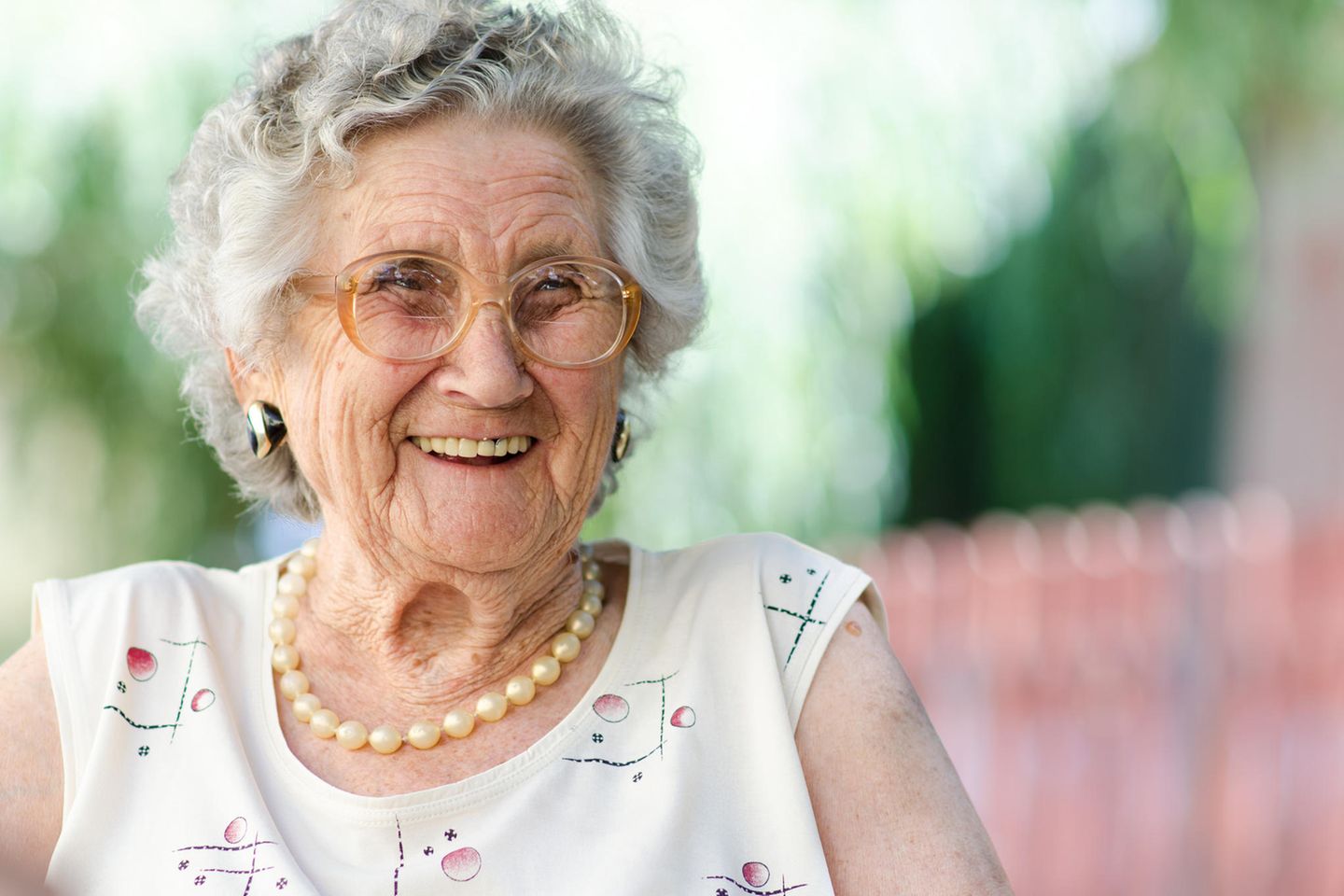 Horoskop: Eine fröhliche alte Frau