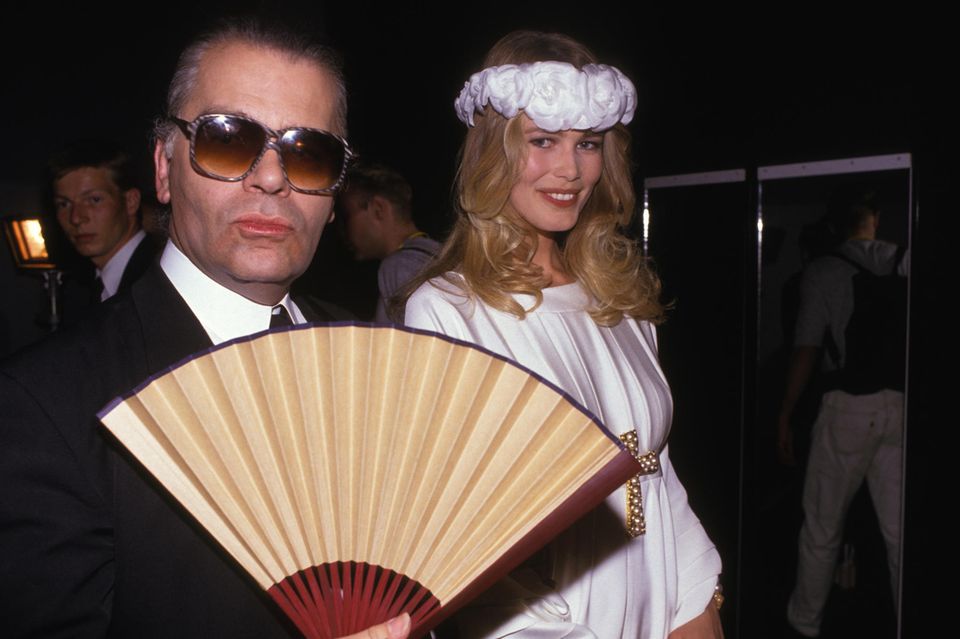 Karl Lagerfeld und Claudia Schiffer im Jahr 1990.