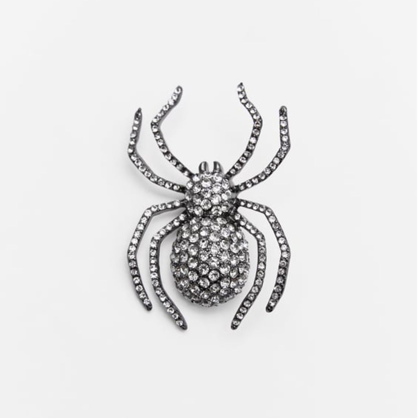 Die mit Strasssteinen besetzte Brosche in Spinnenform wertet selbst das schlichteste Outfit auf – Gruselfaktor inklusive. Von Zara, ca. 13 Euro.
