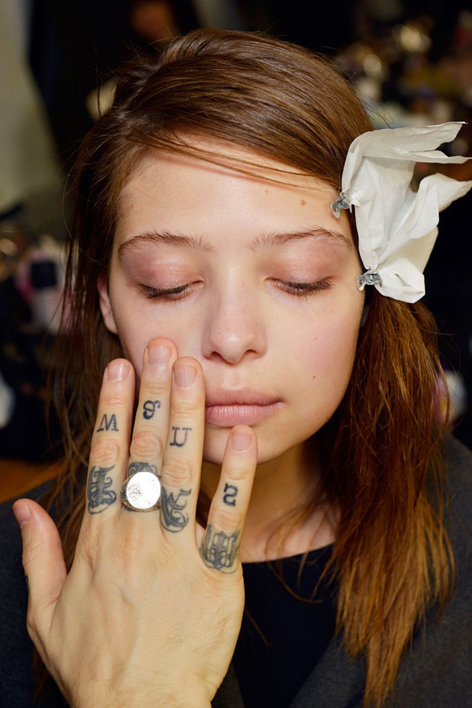 Make-up wird bei einem Model mit den Fingern aufgetragen, Backstage