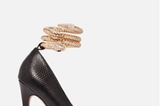 Die schwarzen Pumps werden durch gleich zwei Details zum Blickfang: Neben dem geprägten Kunstleder bestechen die Schuhe durch Riemchen in Schlangen-Optik, die sich währen des Tragens um den Knöchel schlingen. Über JustFab, ca. 60 Euro.