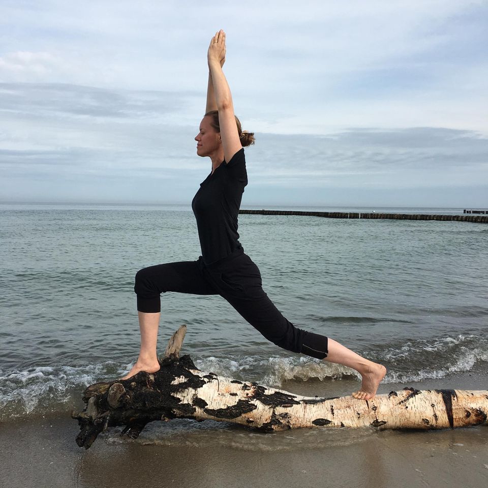 Stephanie Neumann beim Yoga am Strand.