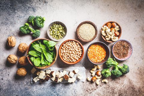 8 Lebensmittel, die unsere Hormone regulieren können: Spinat, Walnüsse, Leinsamen, Soja, Brokkol