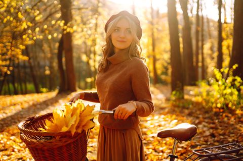 Horoskop ab 29.10.2021: Junge Frau genießt die Herbstsonne